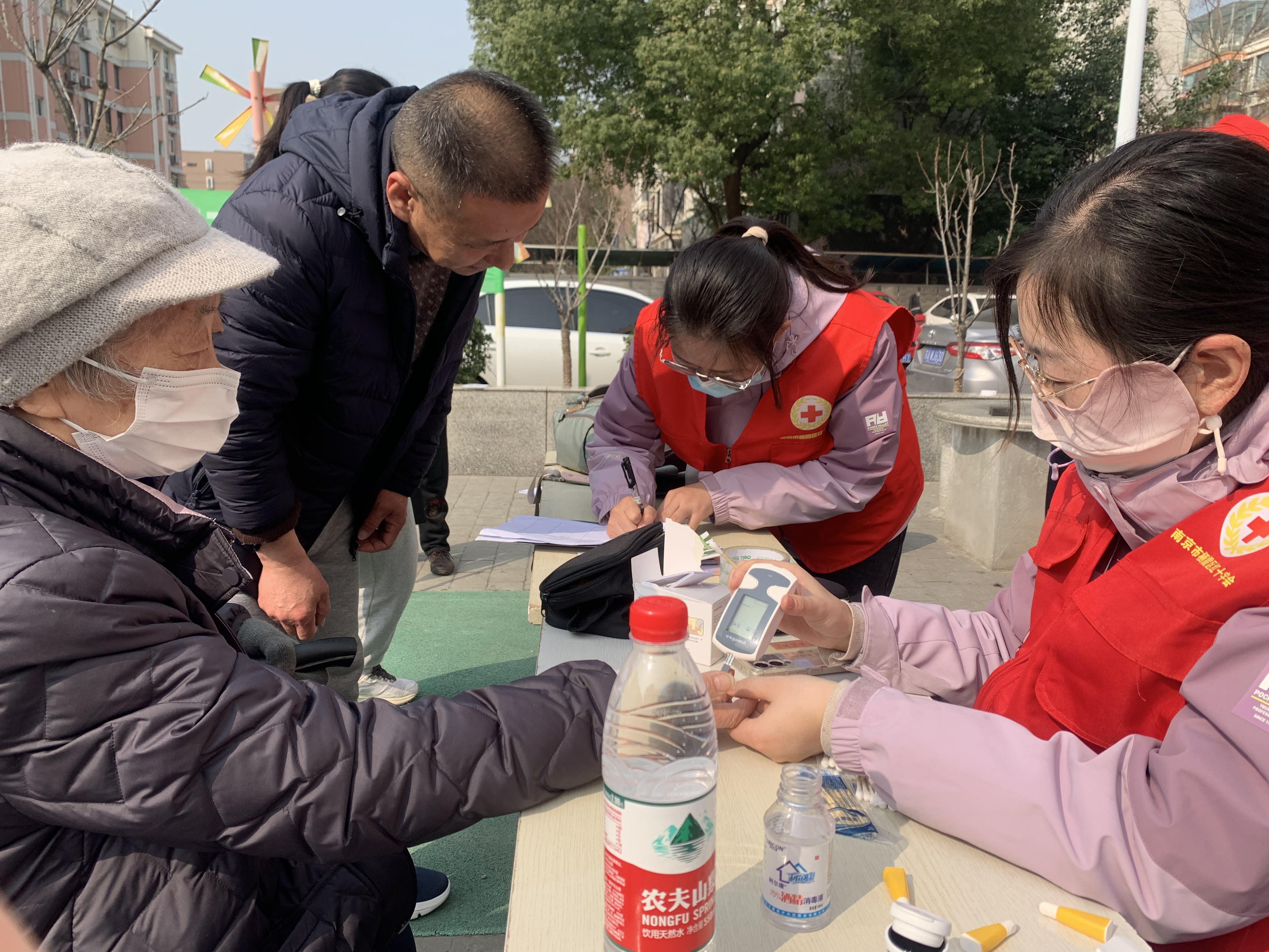 3.17义诊进社区 关爱暖人心.JPG